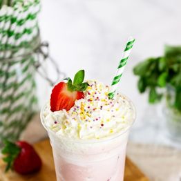 Vegware PS08-GSL Jumbo Green Stripe 8mm Paper Straw alternative