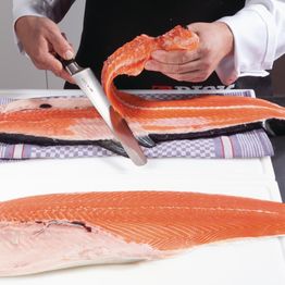 Dick 1905 Fully Forged Serrated Utility Knife 25.4cm alternative