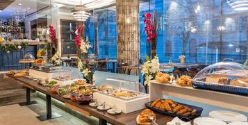Restaurant,Interior,With,Food,Buffet,Table