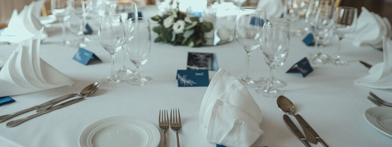 Wedding,Reception,Table,In,The,Restaurant,Decorated,With,White,Candles
