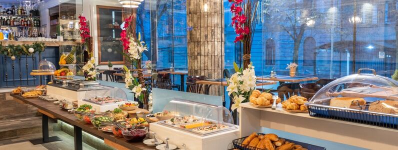 Restaurant,Interior,With,Food,Buffet,Table